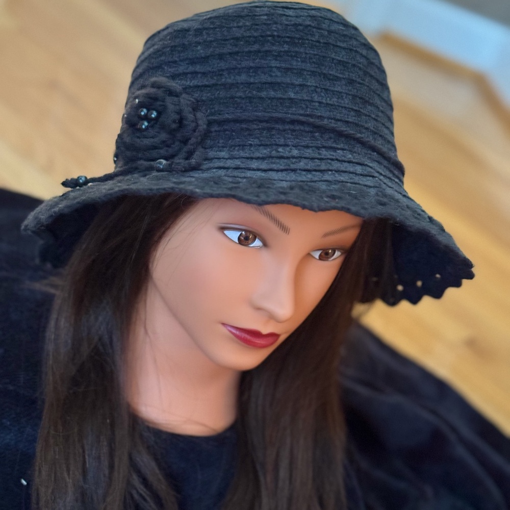 Black hat with scalloped edge